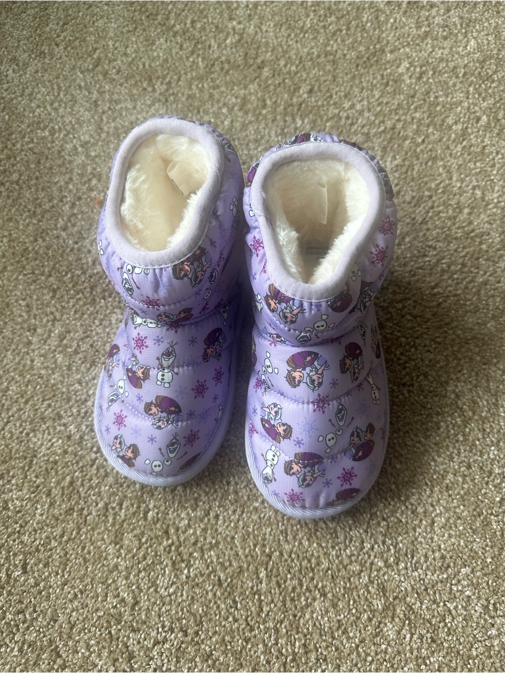 “Frozen” mini fur boots